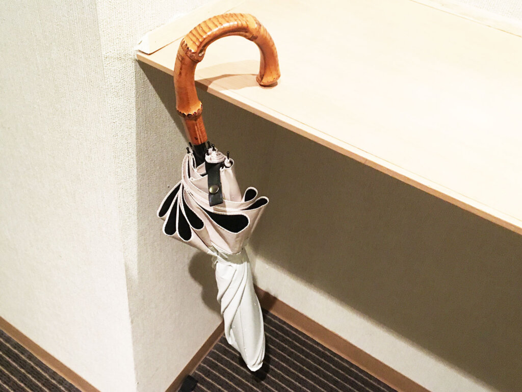 折り畳み傘を伸ばしている写真