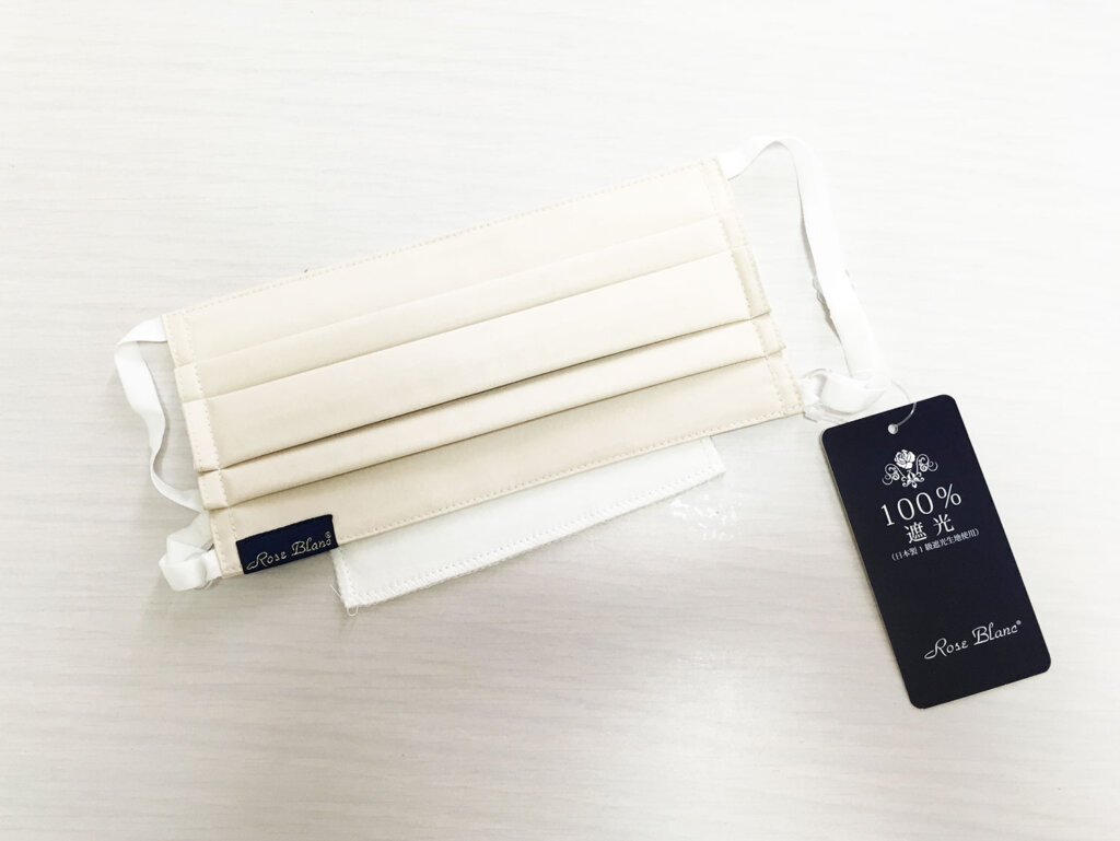 折り畳み傘を伸ばしている写真