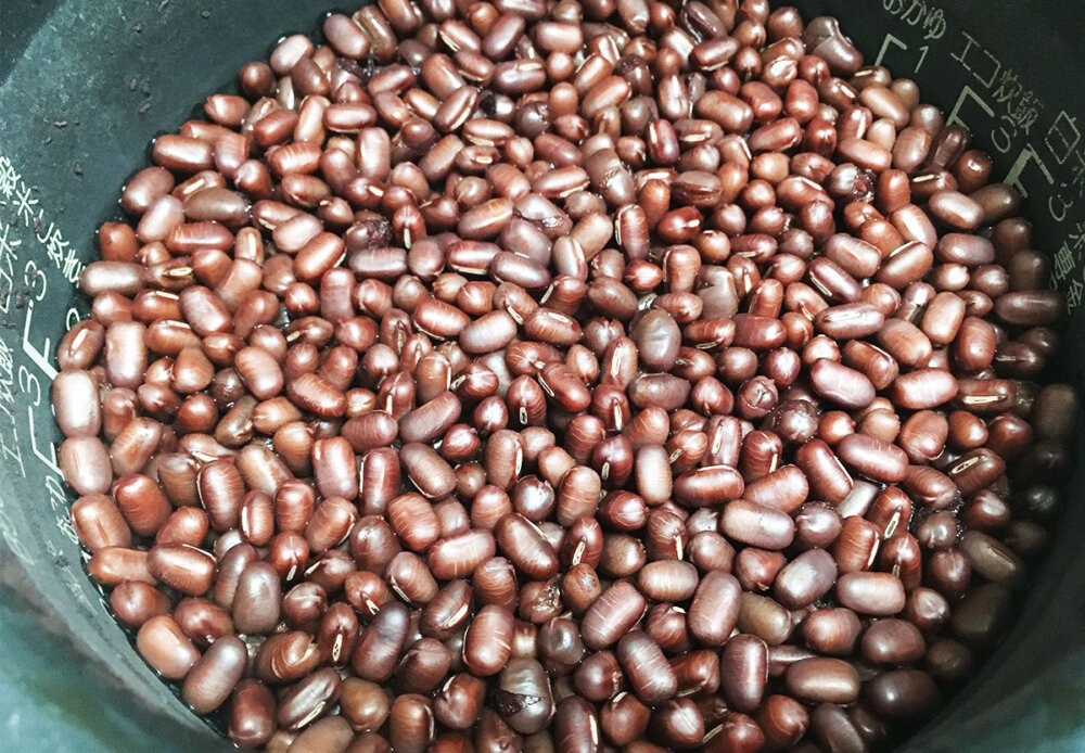小豆を炊飯器で炊いた写真