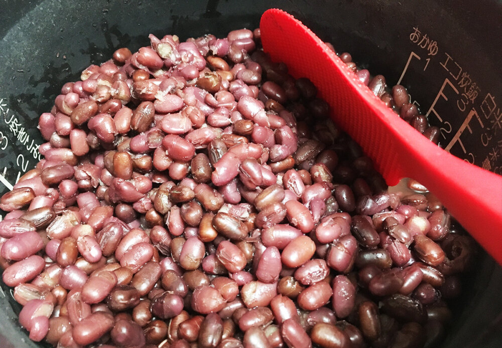 小豆を炊飯器で炊いて混ぜる写真