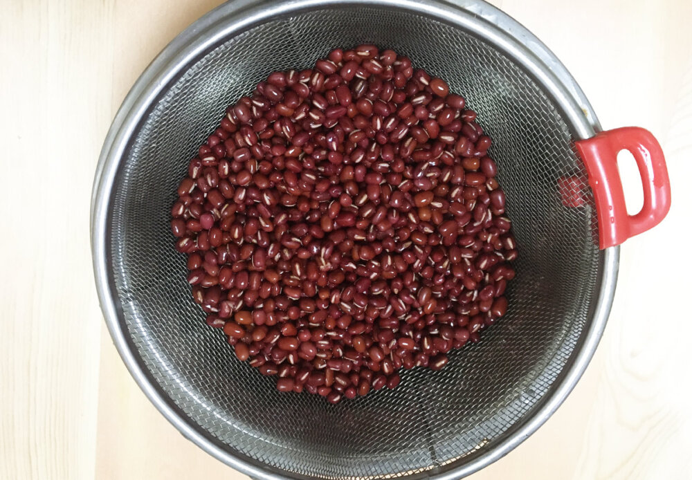 小豆を水洗いした写真