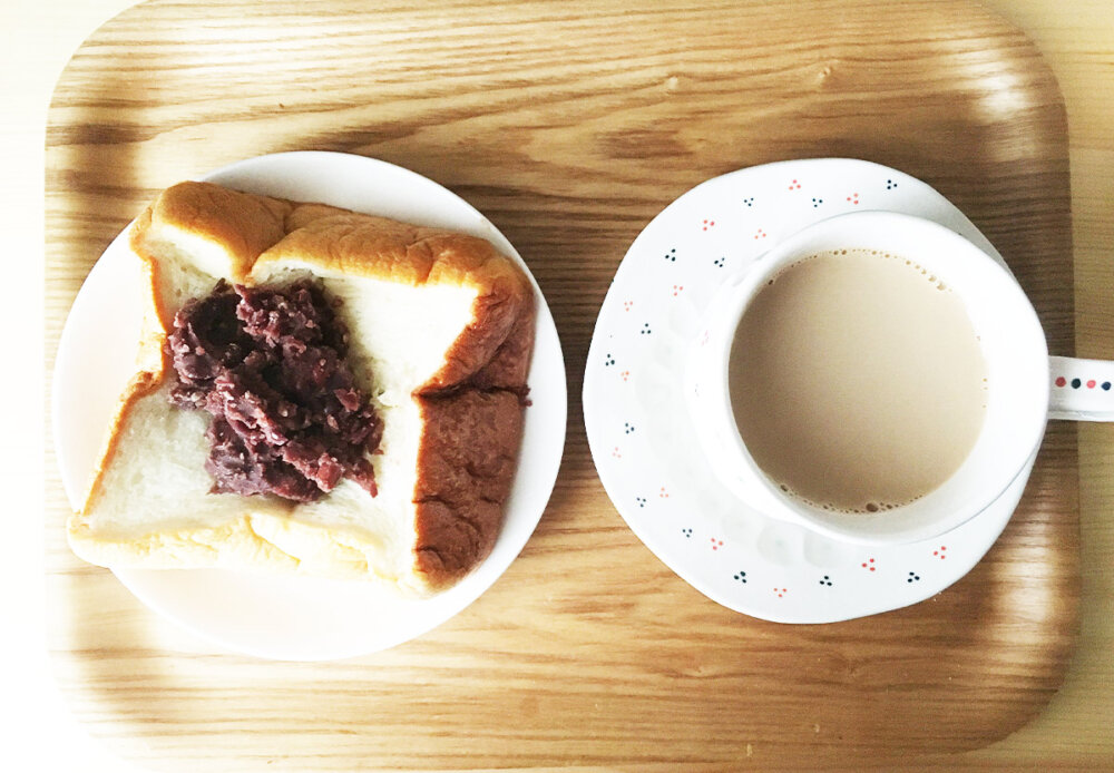 炊飯器で作ったあんことパンとミルクコーヒーの写真