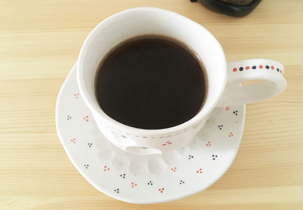 コーヒカップでコーヒーを楽しむ写真