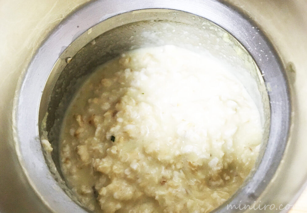 オートミールにコーンスープ粉と冷たい水を入れた写真２