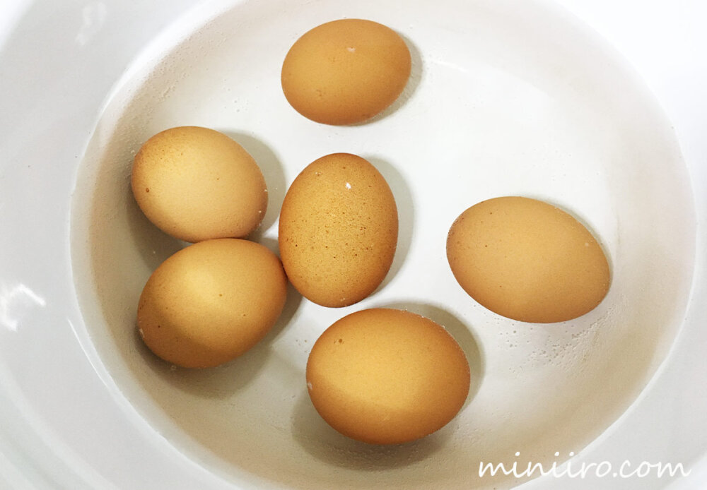 卵を茹ででいる写真
