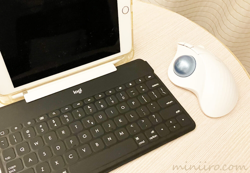 iPadとマウスとキーボードの写真