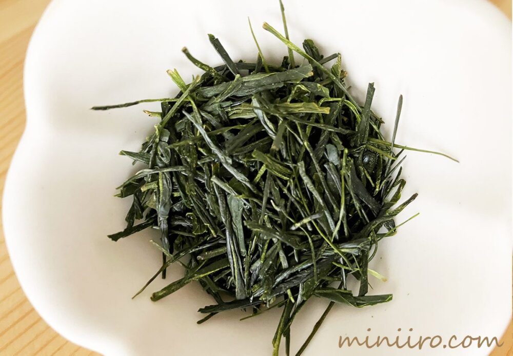 オーガニックの緑茶の茶葉の写真