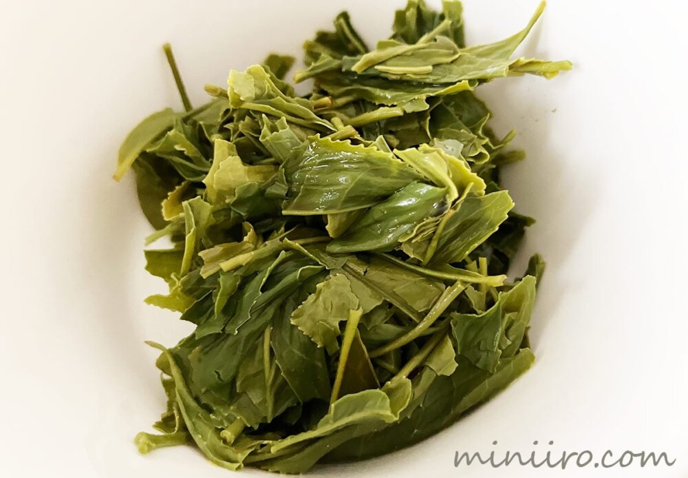 無農薬の緑茶の茶葉を取り出した写真。